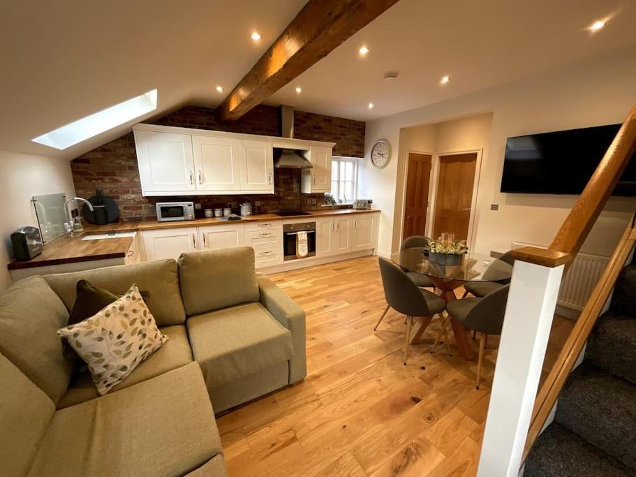 Apt D In Old Grade 2 Converted Farmhouse Market Weighton Exterior photo